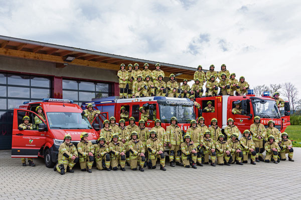 Die Mannschaft der Freiwilligen Feuerwehr Grünenbach 2024 in Schutzanzügen.