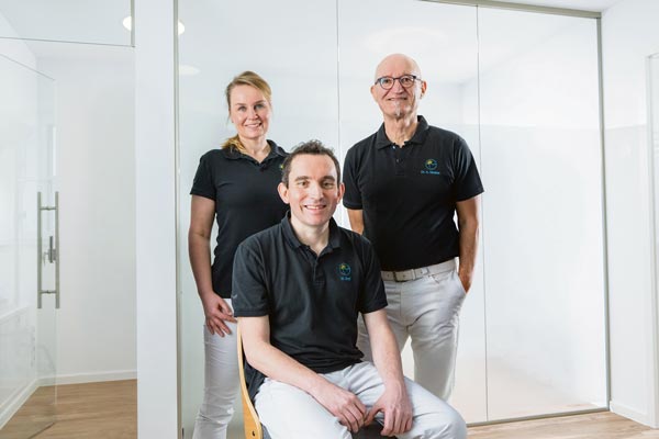 Das Ärzteteam Zu sehen sind von links Verena Graf, Michael Graf und Dr. Andreas Glocker, Die Ärzte aus der Zahnarztpraxis Graf.