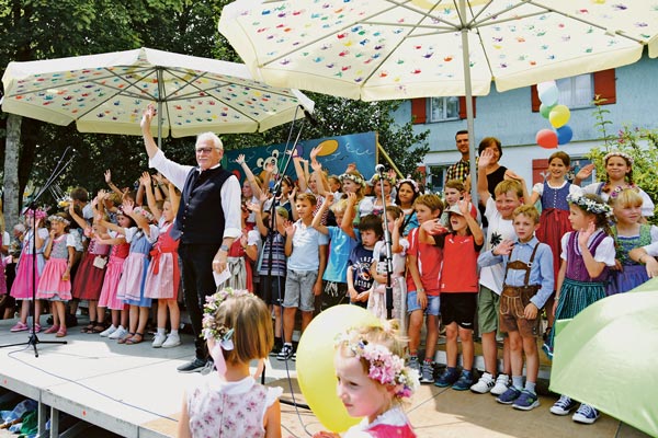 Hergensweiler Kinderfest, Kinderchor Der Kinderchor der Schulkinder auf der Bühne, unter Leitung von Oskar Bihler, hat das Hergensweilerlied und das Bayernlied gesungen.