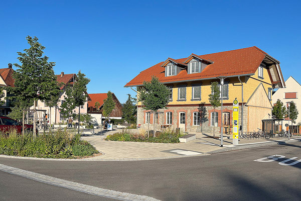 Bahnhofsareal Weiler Blick auf das neue Bahnhofsareal in Weiler mit Vorplatz, rechts die Bushaltestelle