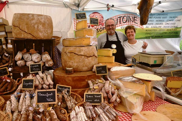 Käsefest-2024-©-Sascha-Schmid-(31)_web Ein Käse- und Wurststand mit deren Verkäufern.