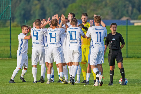 SV Maierhöfen 2026 Die Mannschaft des SV Maierhöfen steht im Kreis und klatscht sich ab. Rechts daneben der Schiedsrichter.