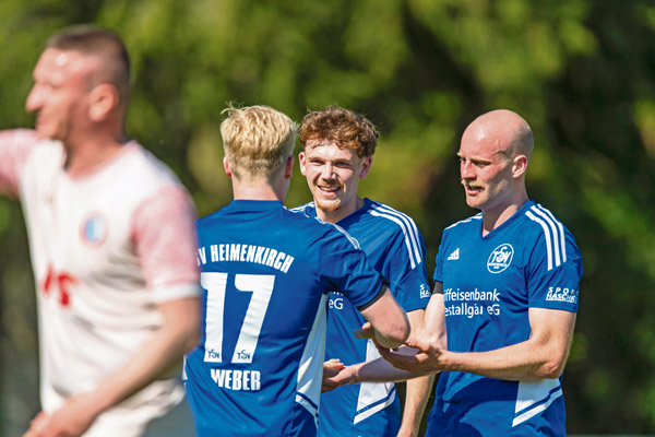 TSV Heimenkirch 2026 Drei Spieler des TSV Heimenkirch klatschen sich ab. Links im Vordergrund ein Spieler der gegnerischen Mannschaft.