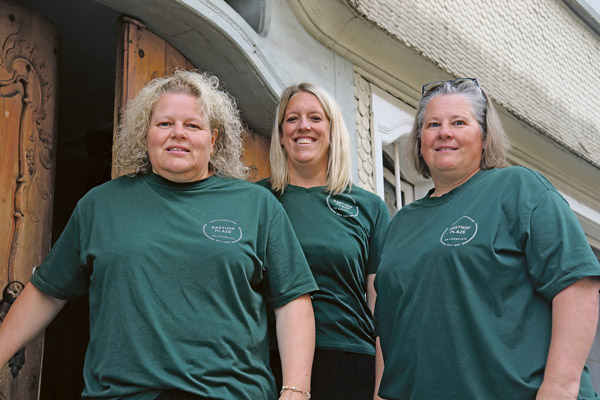 plaze1bearbeitet Katrin Stadler, Steffi Novy und Anja Reichart (von links) führen das Plaze seit 2023 gemeinsam. Alle Frauen haben ein grünes "Plaze"-T-Shirt an.