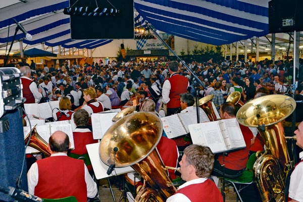 DSC5969 Ein Blas-Orchester spielt im Festzelt Musik.